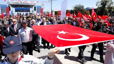 Samsun'da Atatürk'ü Temsil Eden Bayrak Karaya Çıktı