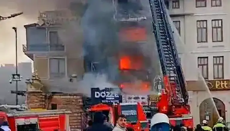 Mısır Çarşısı Yanındaki Restoranda Yangın!